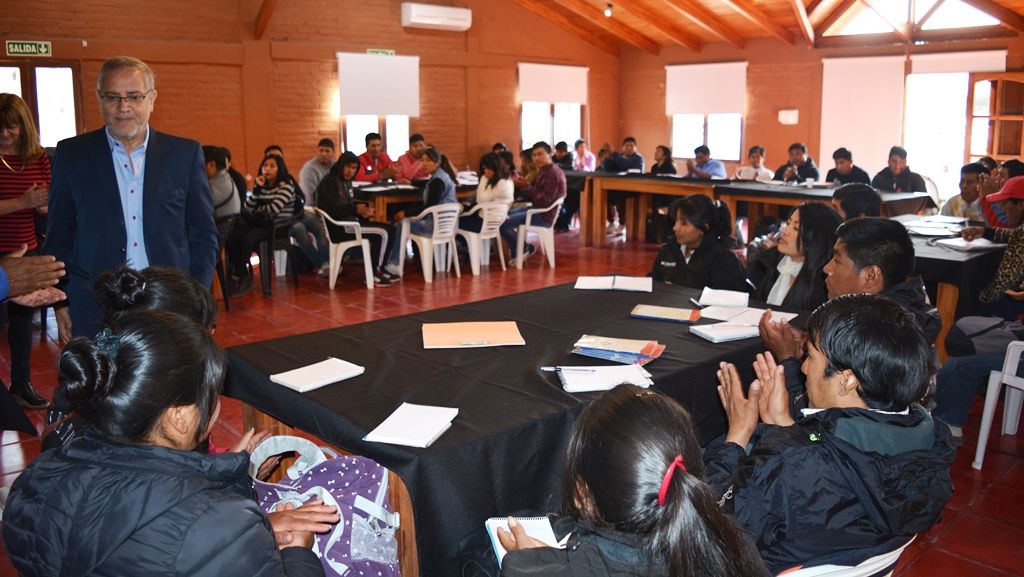 Ministro Abud Robles con pobladores formados en atención turística