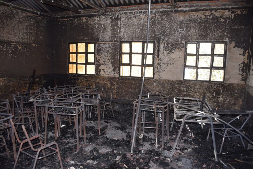 Estado en que quedó una de las aulas, tras el incendio.