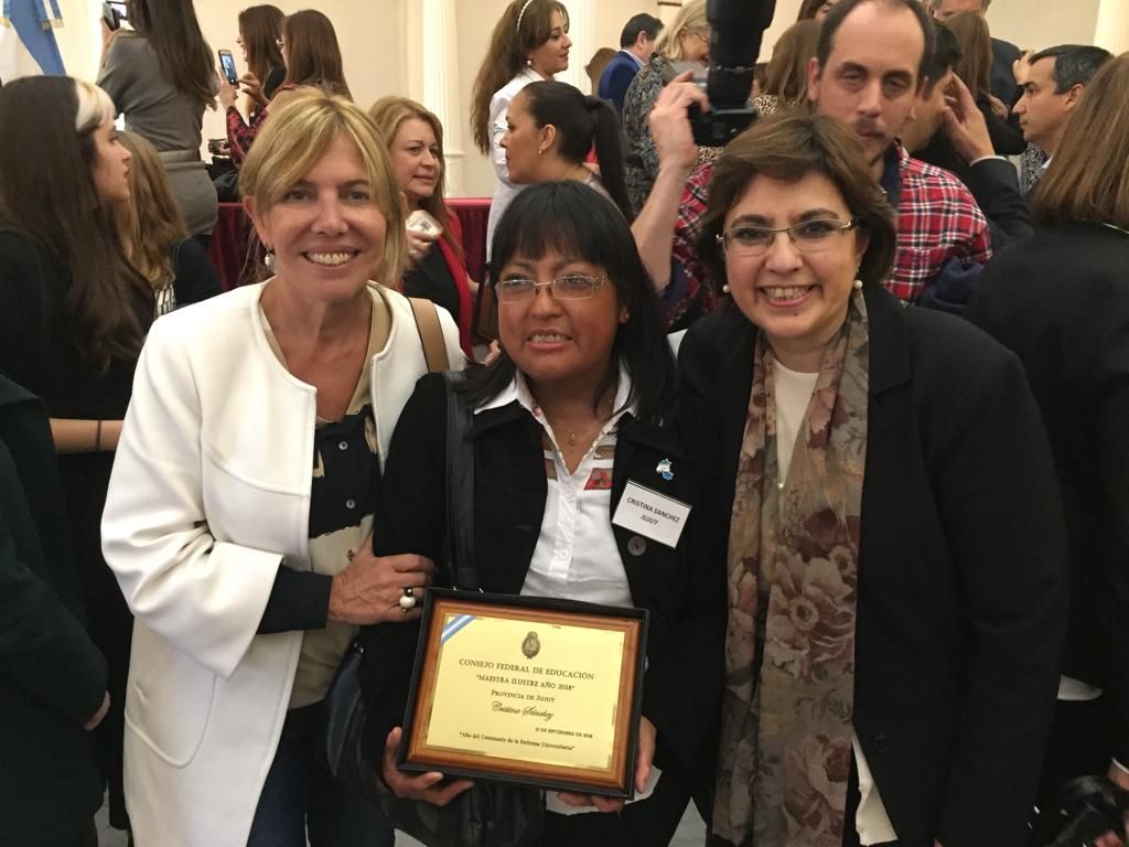 La maestra Cristina Sánchez, junto a la ministra Isolda Calsina y la secretaria de Evaluación Educativa de la Nación, Elena Duro, en el acto realizado por el Día del Maestro.