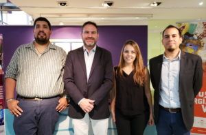 Valdecantos junto a Gisela Bravo , Marcelo Castro funcionarios de San Pedro y uno de los integrantes de Jujeños, luego de la presentación del Festival