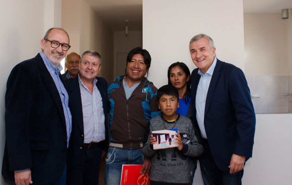 Gobernador Morales encabezó entrega de 30 viviendas en Abra Pampa.