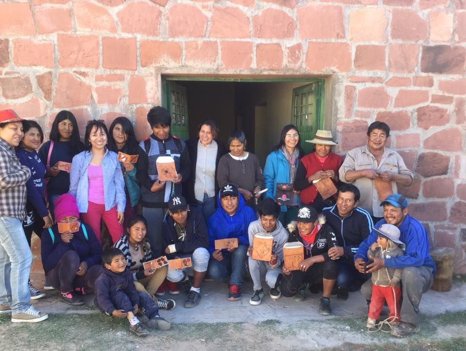 La primer jornada de Sigue Girando en Cangrejillos. Rebeca Chambi junto al capacitadora María Vides del taller de Artesanías y pobladores que asistieron