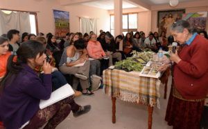 Josefina Aragón durante la capacitación de Plantas Medicinales