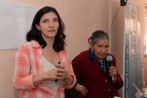 La Coordinadora de Unidad de Gestión y Administración de la Quebrada de Humahuaca (CUGAQH), Inés Pemberton junto a la capacitadora Aragón durante la apertura del Taller
