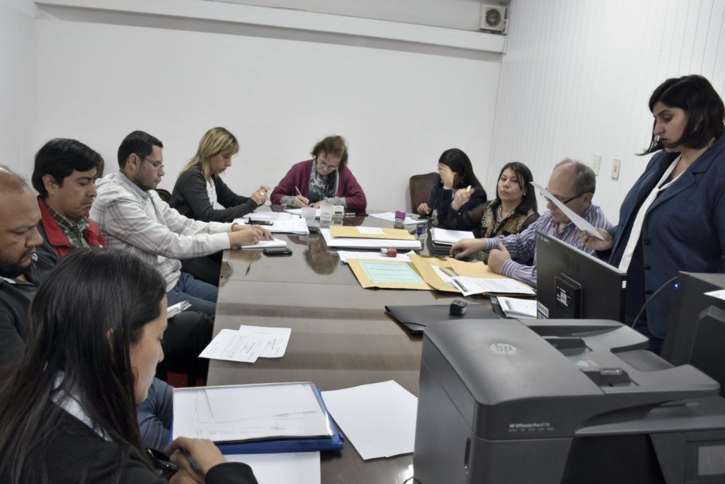 Autoridades del Ministerio de Educación y oferentes en la apertura de ofertas para construir salas de jardines.