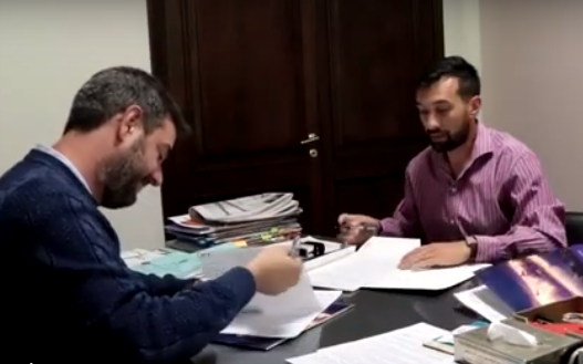El intendente Pablo Palomares firma el convenio con el director de provincial de Transporte Educativo, y Matías González.