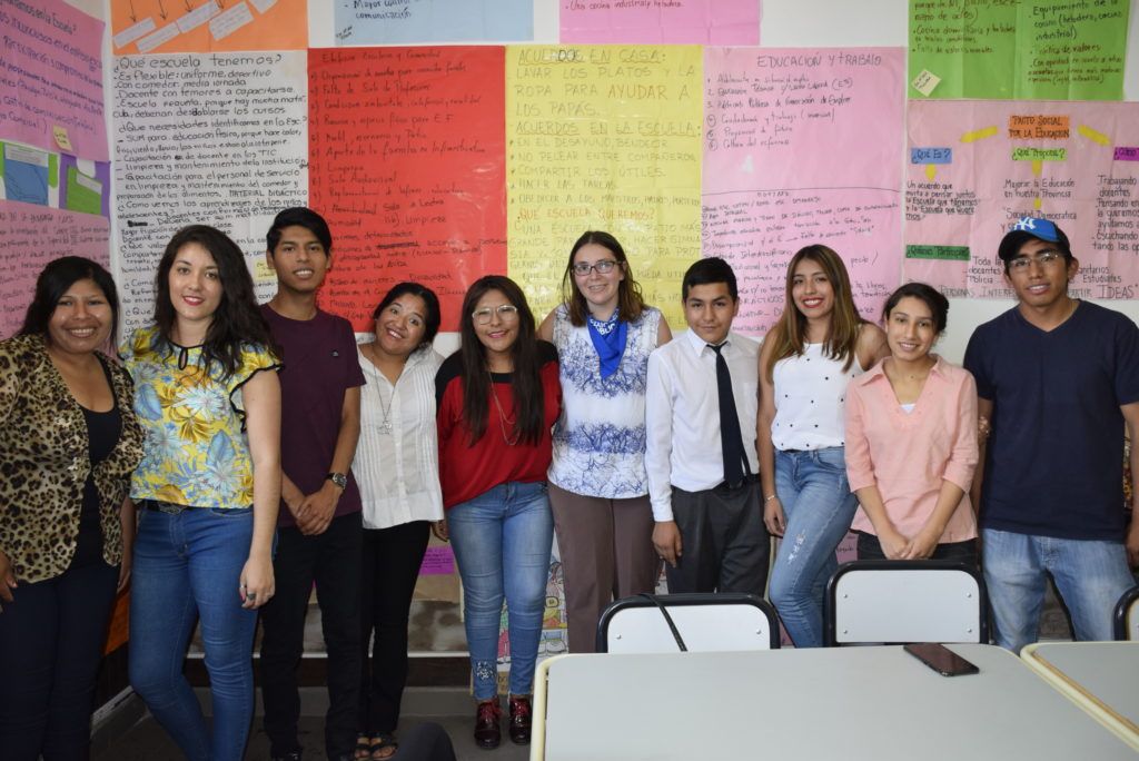 Estudiantes de la UNJu junto al equipo de Pacto, encabezado por la coordinadora Vanesa Humacata.