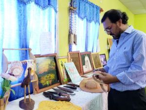 Medina Zar pudo ver la producción artesanal de Palma Sola