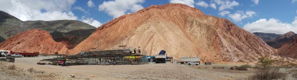 En Los Colorados, Purmamarca, se preparó el terreno con trabajadores y maquinaria de Vialidad, mientras que se proveyó de torres de iluminación -de Recursos Hídricos- y grúa. Las gestiones por la provisión y seguridad energética están a cargo de la Secretaría de energía.