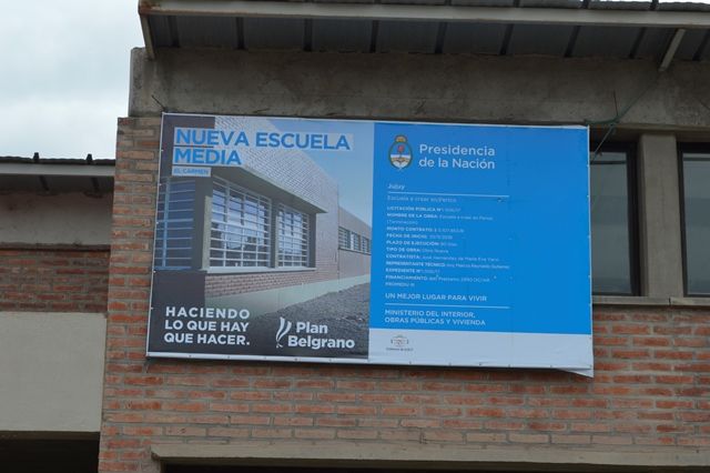 Cartel de obra del edificio para la escuela del barrio Nueva Ciudad de Perico.