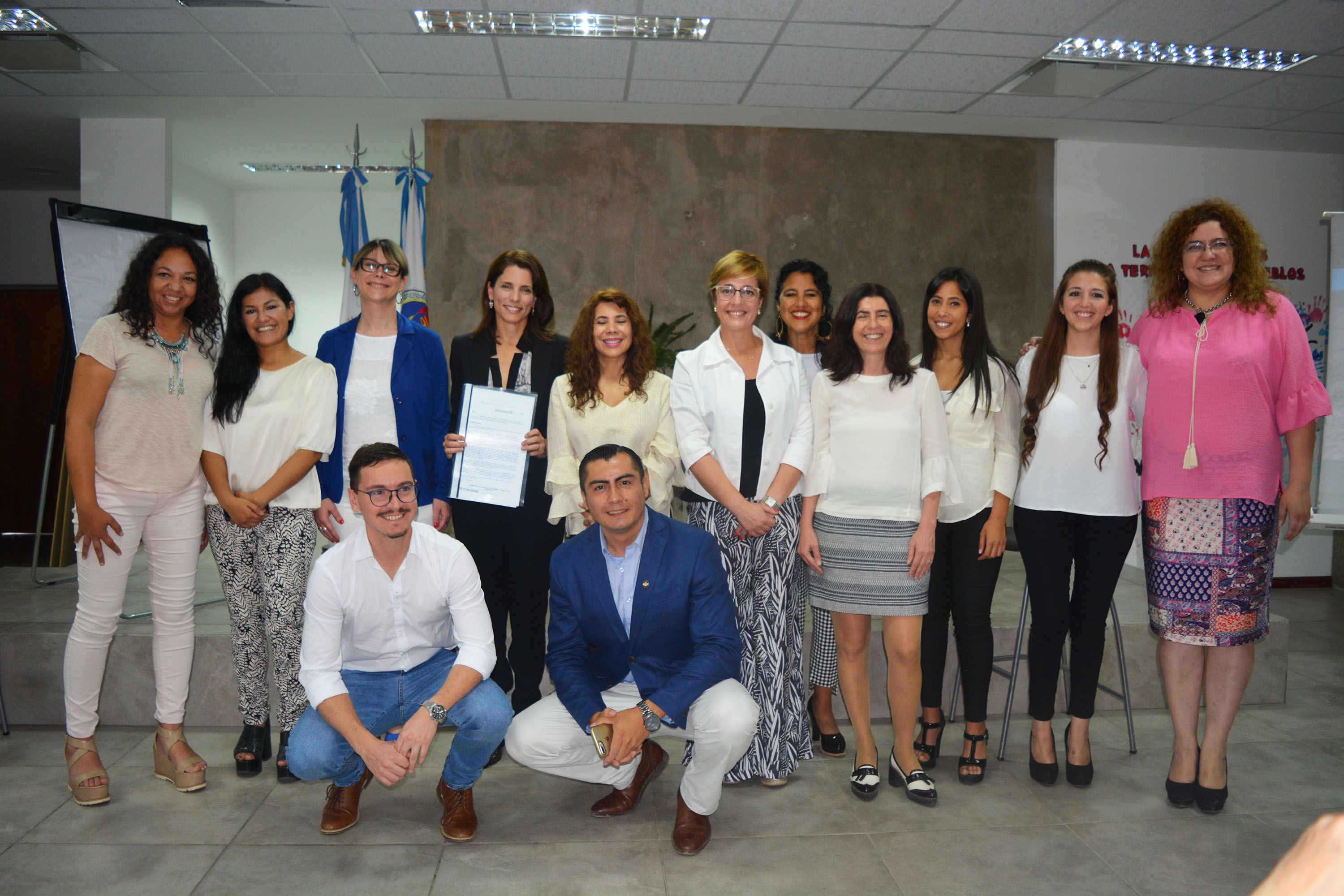 Organizadoras, funcionarios e invitados especiales acompañaron el encuentro