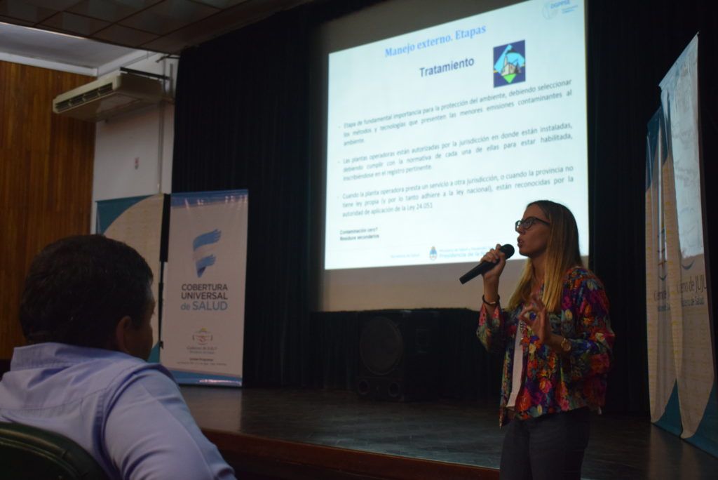 Magali Schwab, funcionaria de la Salvaguarda Ambiental del Ministerio de Salud y Desarrollo Social de la Nación, disertando sobre Salud Ambiental y Residuos Patógenos.