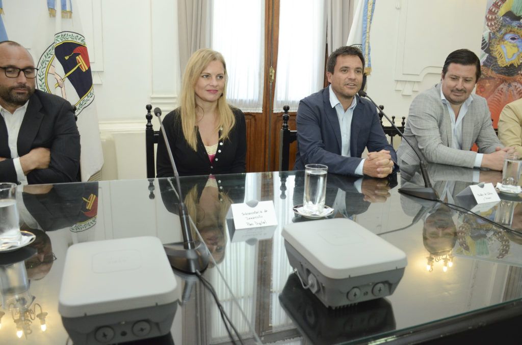 Entrega de dispositivos de conectividad en el Salón Blanco de la Casa de Gobierno.