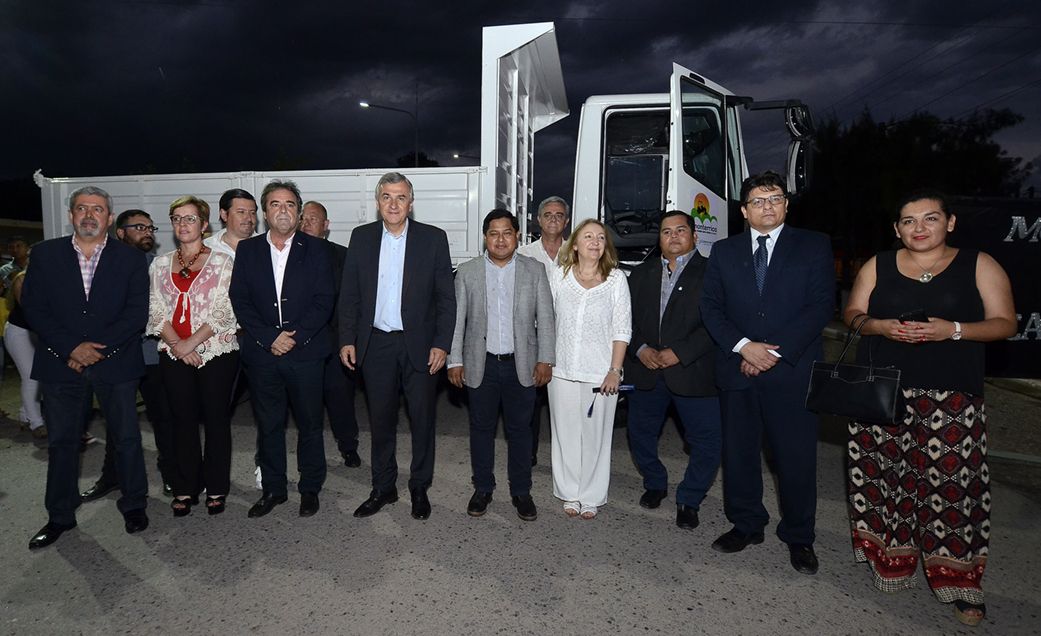El parque automotor de Monterrico cuenta con un camión volquete. 