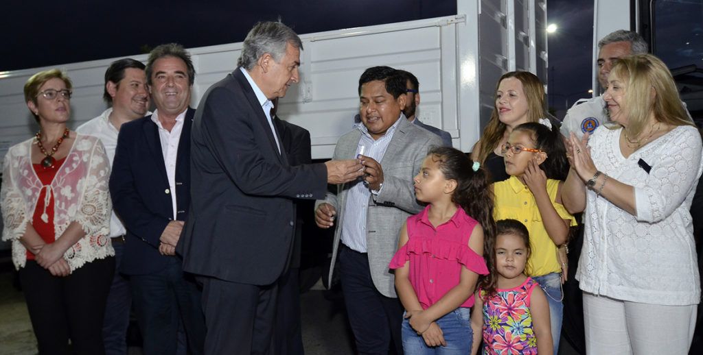 El Gobernador hizo entrega al Intendente Ibarra de la llave de la nueva unidad para el municipio de Monterrico.