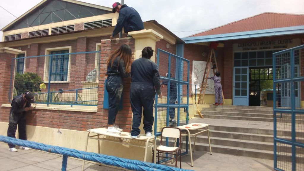 Los estudiantes quiaqueños en pleno trabajo.