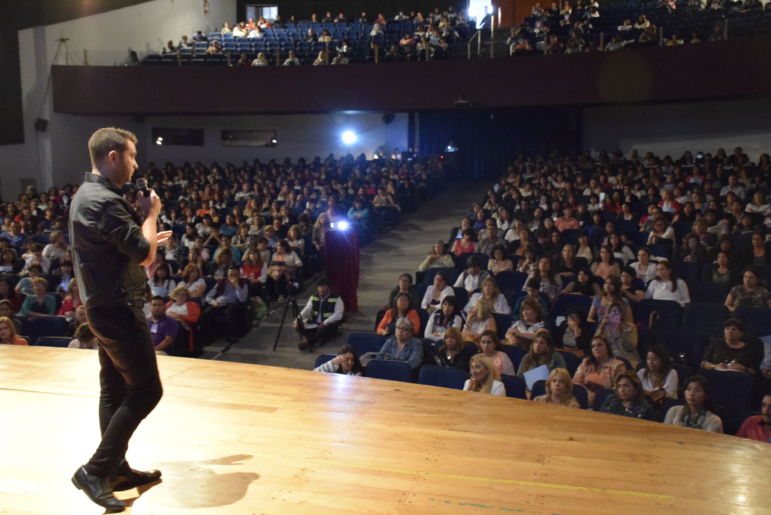 El profesor Ladio Damián Schreer Becher, director de Educación Inclusiva del Ministerio de Educación de La Pampa expone en en el seminario.
