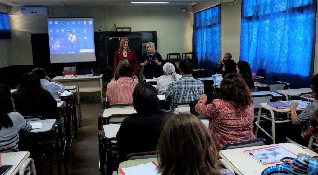La secretaria de Gestión Educativa Aurora Brajcich y la directora de nivel Secundario Silvina Camusso explican el marco normativo federal de las instituciones con modalidades artísticas y especialidades.