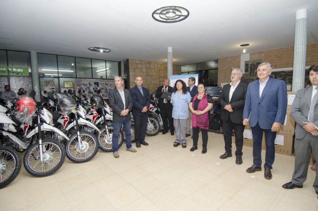 50 motocicletas, 27 computadoras y 800 mochilas se entregaron a agentes sanitarios.