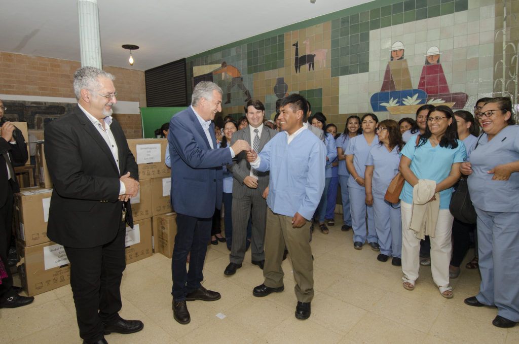 Gobernador Morales entrega la llave de una de las motos a un agente sanitario.