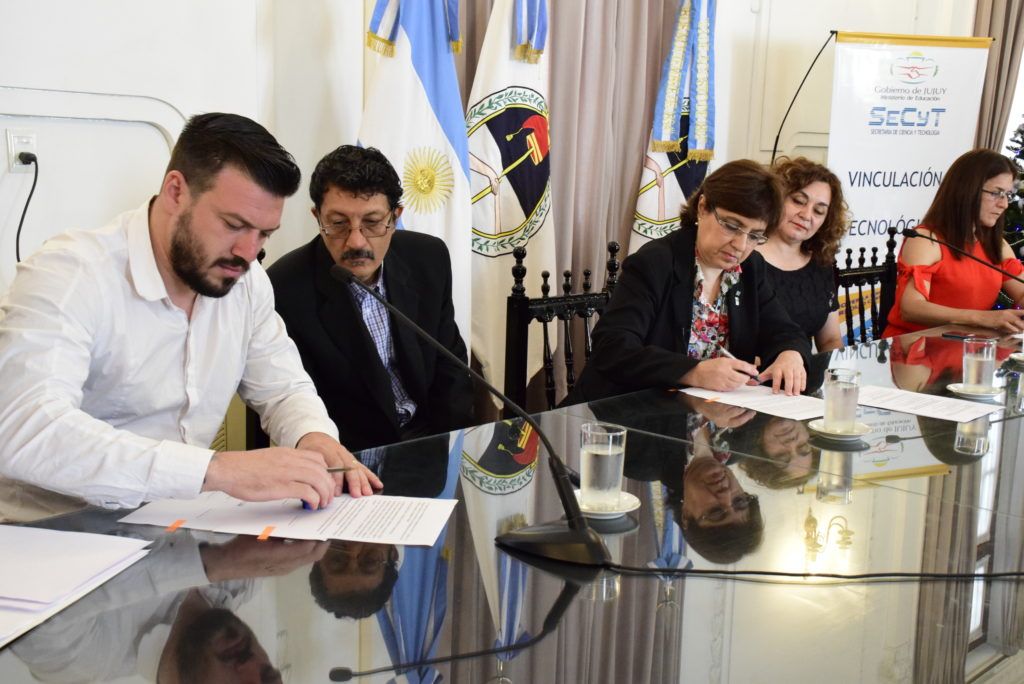 La ministra de Educación, Isolda Calsina, junto al intendente de Fraile Pintado, Iván Euclides Poncio, firman el convenio de asistencia para implementar un sistema de tratamiento final de los residuos sólidos.