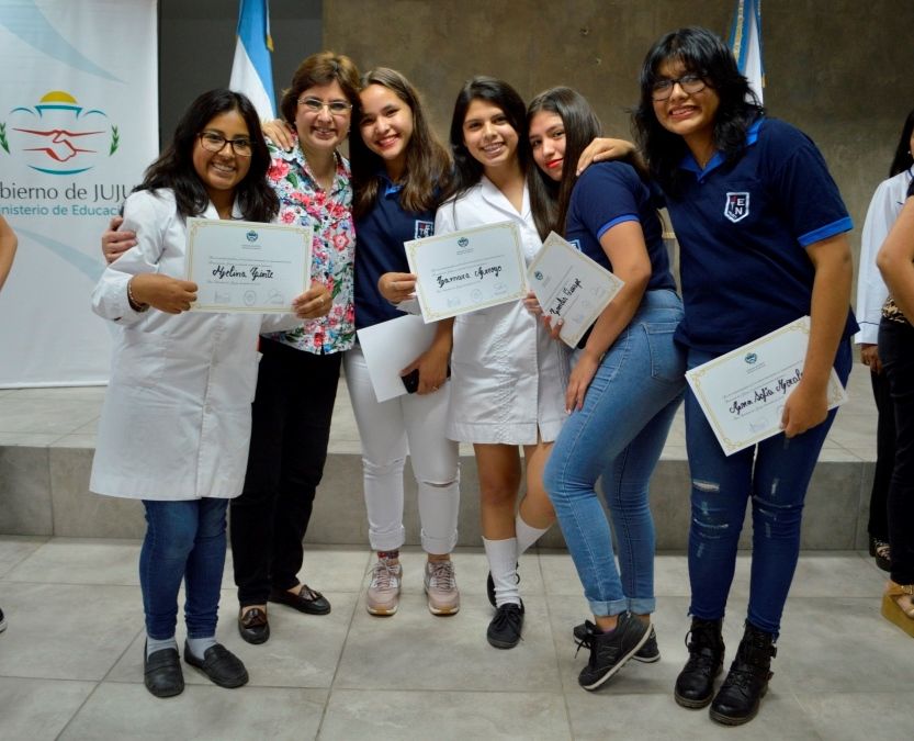 Alumnas de la Escuela Normal Juan Ignacio de Gorriti, junto a la ministra Isolda Calsina.