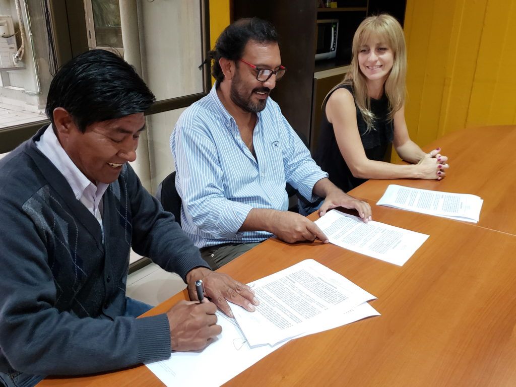 Medina Zar acompañado por Valentina Millón durante la firma con el comisionado de Yavi, Lucio Martínez