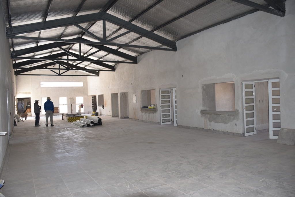 Interior del edificio que albergará a una escuela primaria y a una secundaria mediada por TIC.