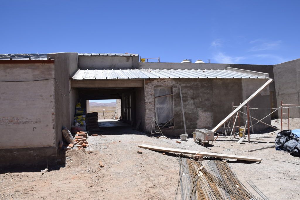 El edificio de la Escuela 454 “Sargento R. Acosta” que se termina en el pueblo de Jama, presenta más de un 80 por ciento de avance.