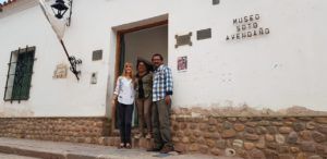 Medina Zar, Millón y Dina Chañi en la fachada del Museo previo a la celebración