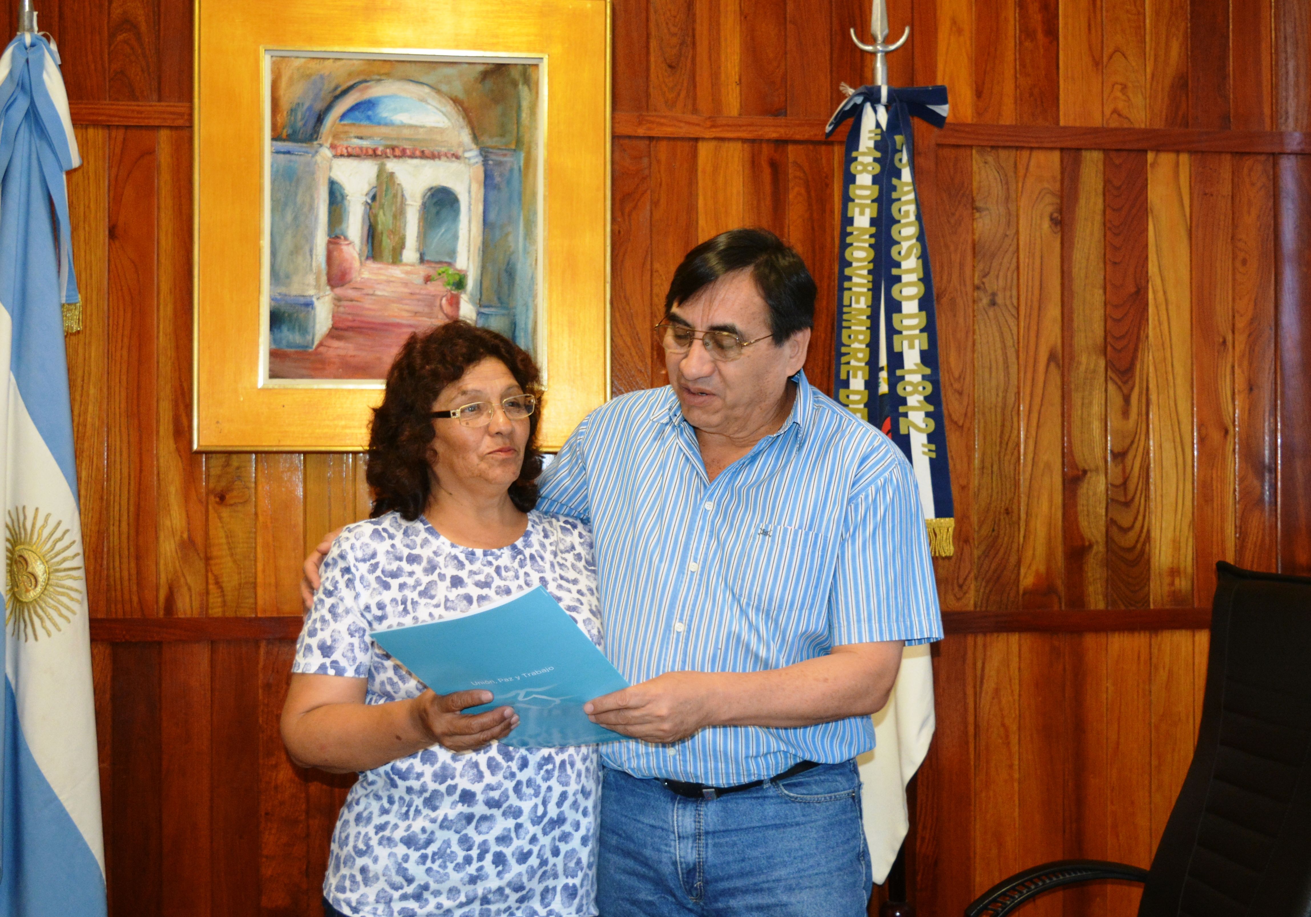 Secretario de Economía Popular Rubén Daza junto a Rita Gerónimo. 