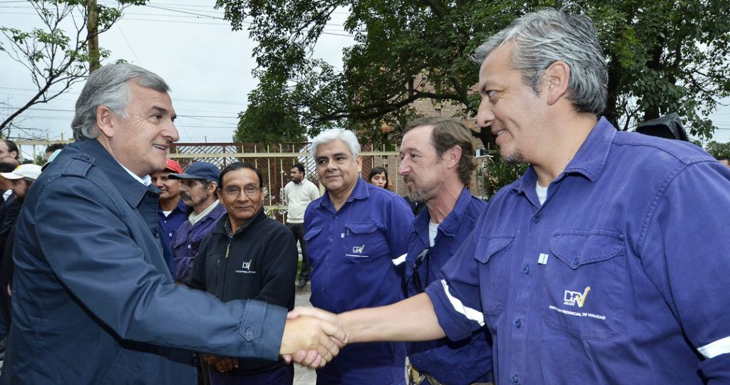 Morales hizo entrega simbólica de las llaves de los camiones a un operario
