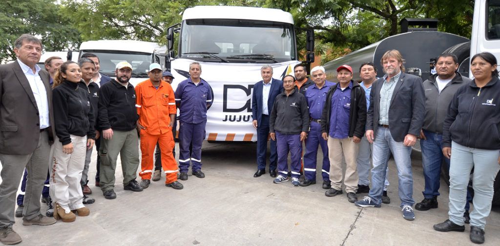 Morales junto a parte del equipo de Vialidad de la Provincia