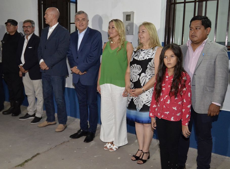 Morales junto la doctora Tulia Snopek, funcionarios provinciales y municipales