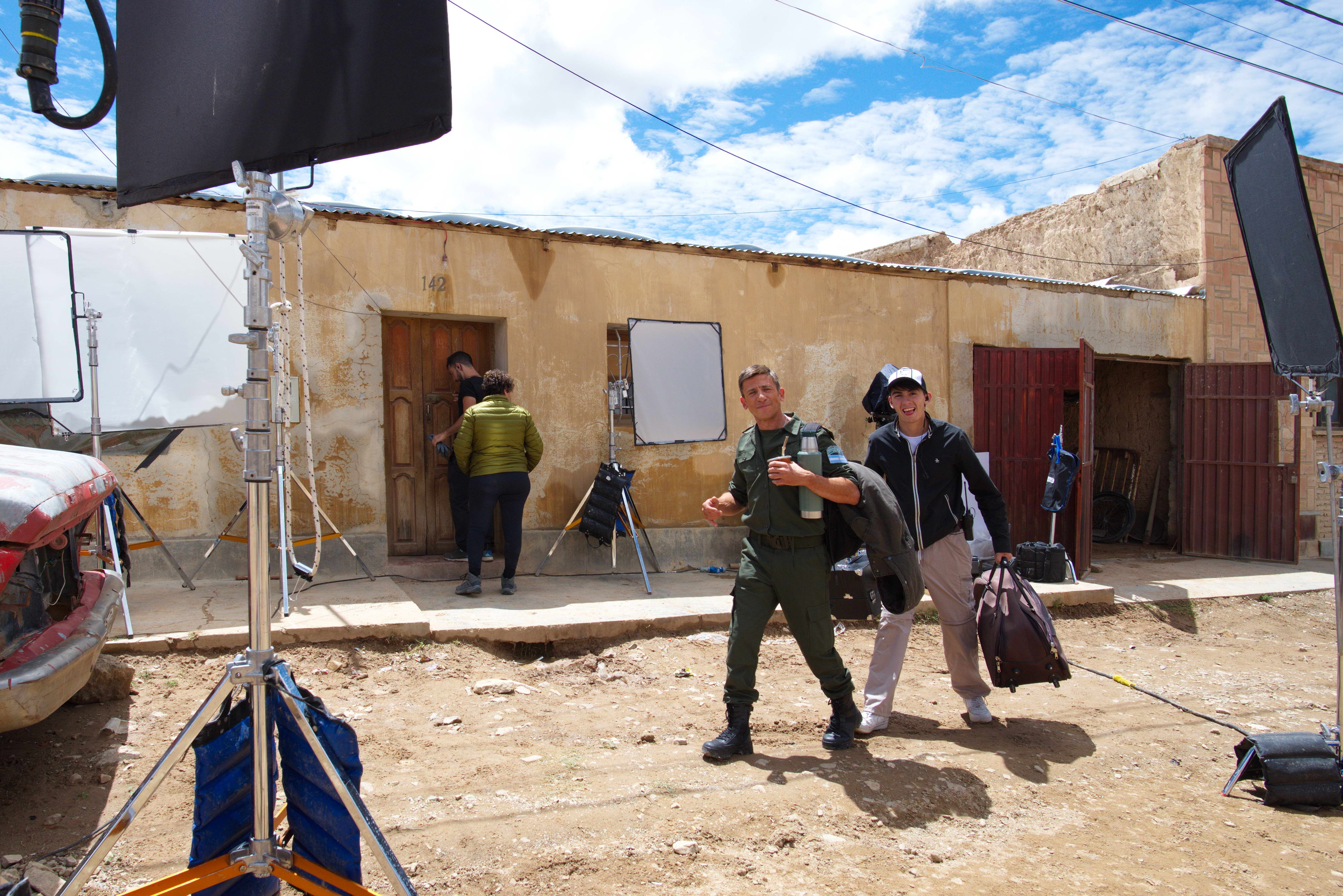 Cremonesi junto a un actor local durante el rodaje