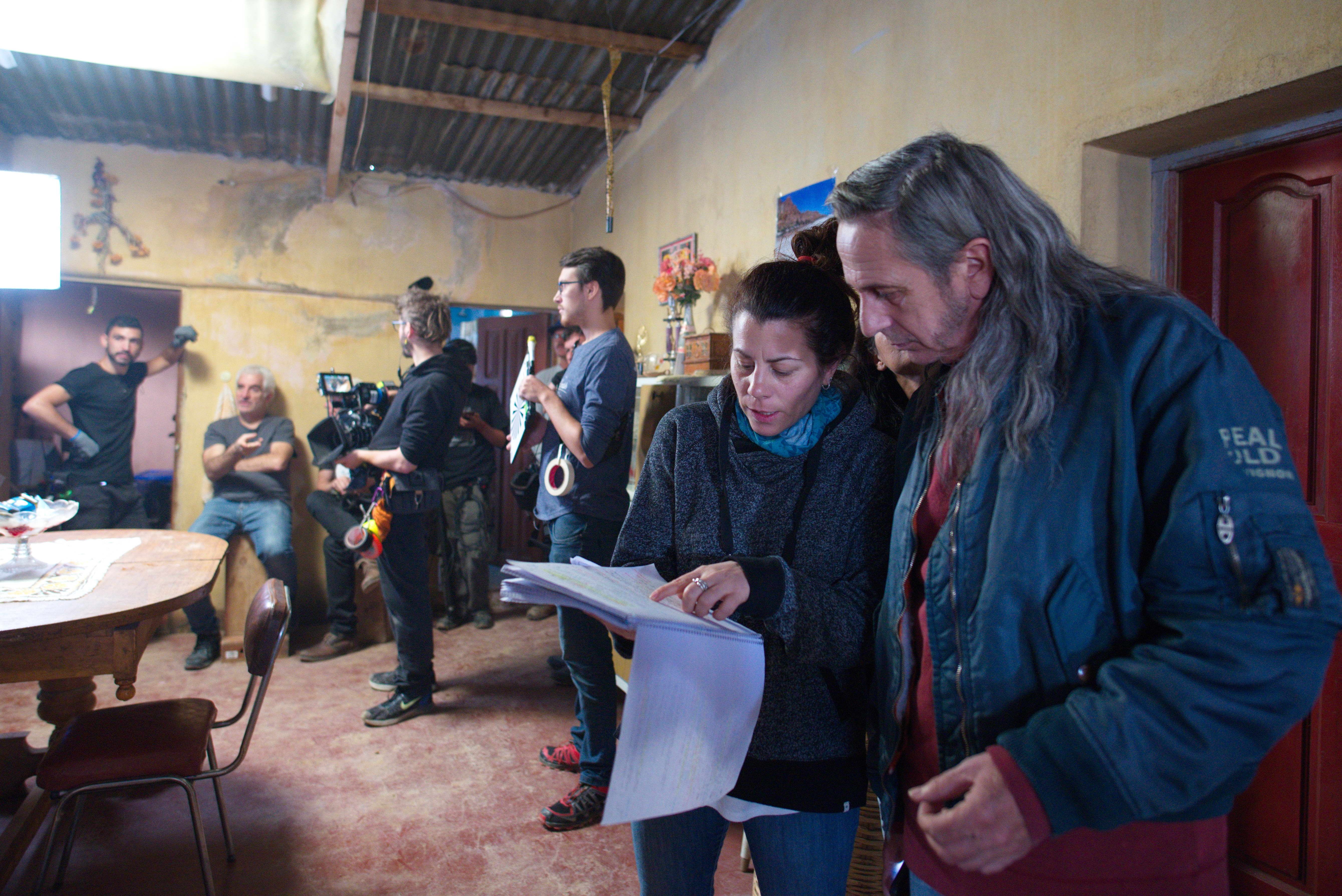 Técnicos y artistas durante la filmación del largometraje