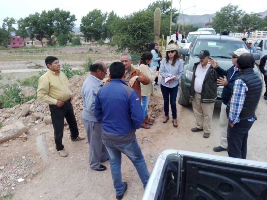 Autoridades trabajando en terreno