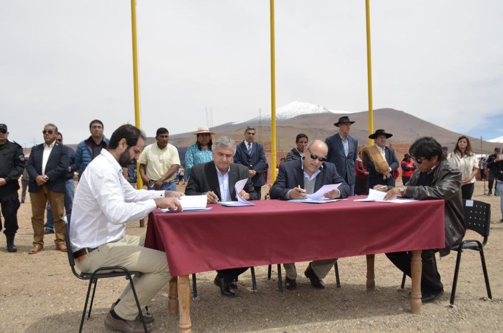 Firma de carta intención para la obra de red de gas natural en Paso de Jama.