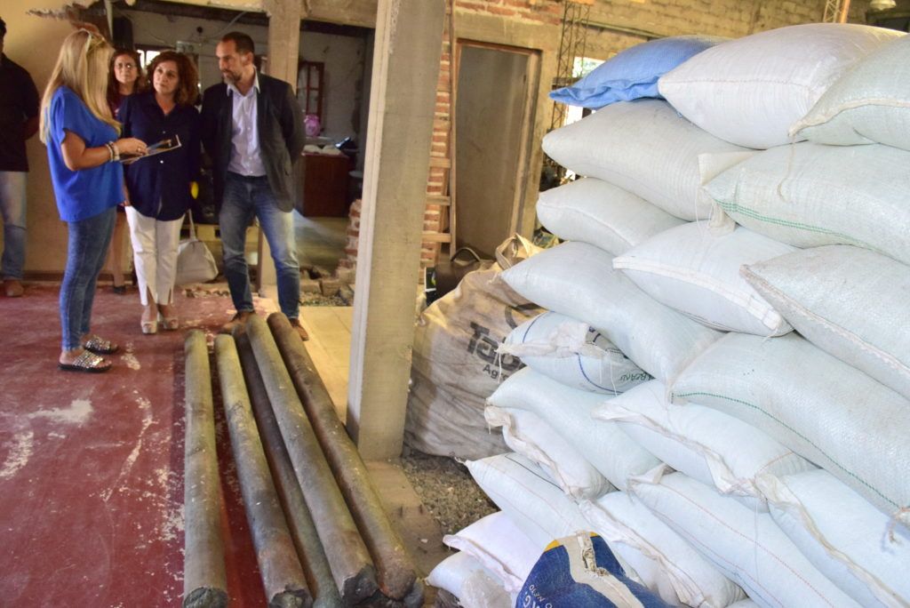 El subsecretario Tomás Ameigeiras, la secretaria Miriam Serrano y la emprendedora Alejandra Dávila en la planta de Palpalá.