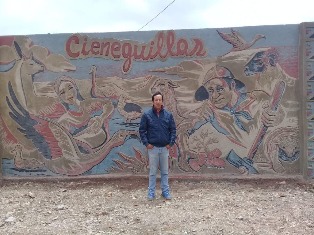 El artista Tarcaya junto al mural “Cieneguillas, sueños de alas y trabajo” 