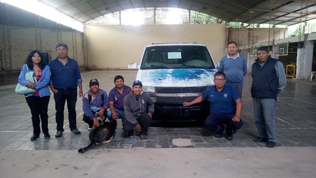 La directora de la Escuela Técnica de Maimará, Gladis Yolanda Velasquez, recibió el vehículo para las prácticas educativas.