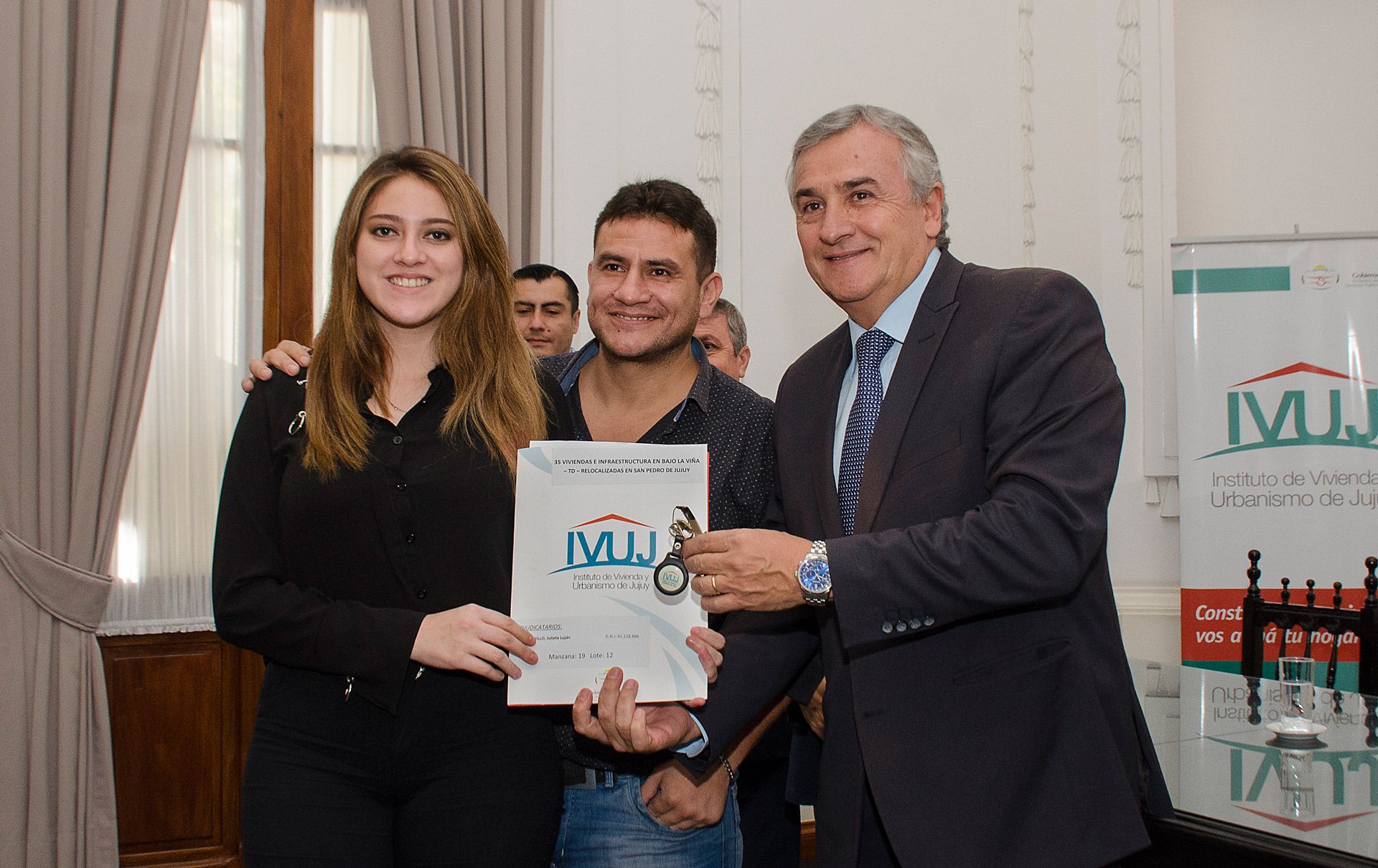 El Gobernador Gerardo Morales, entrega de carpetas y llaves de viviendas.