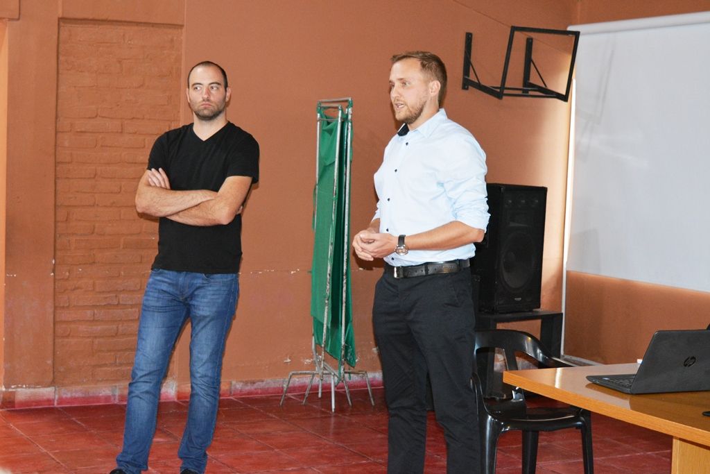 El director de Acción Cooperativa, presentó el proyecto "Local".