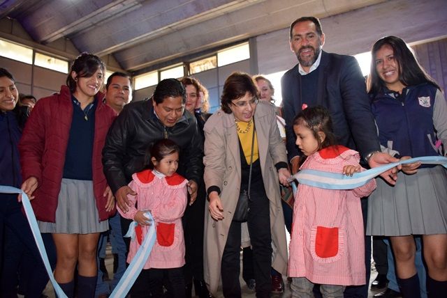 Junto a las niñas, la ministra Calsina junto al subsecretario Ameigeiras y el intendente Ibarra dejan inaugurada la muestra.