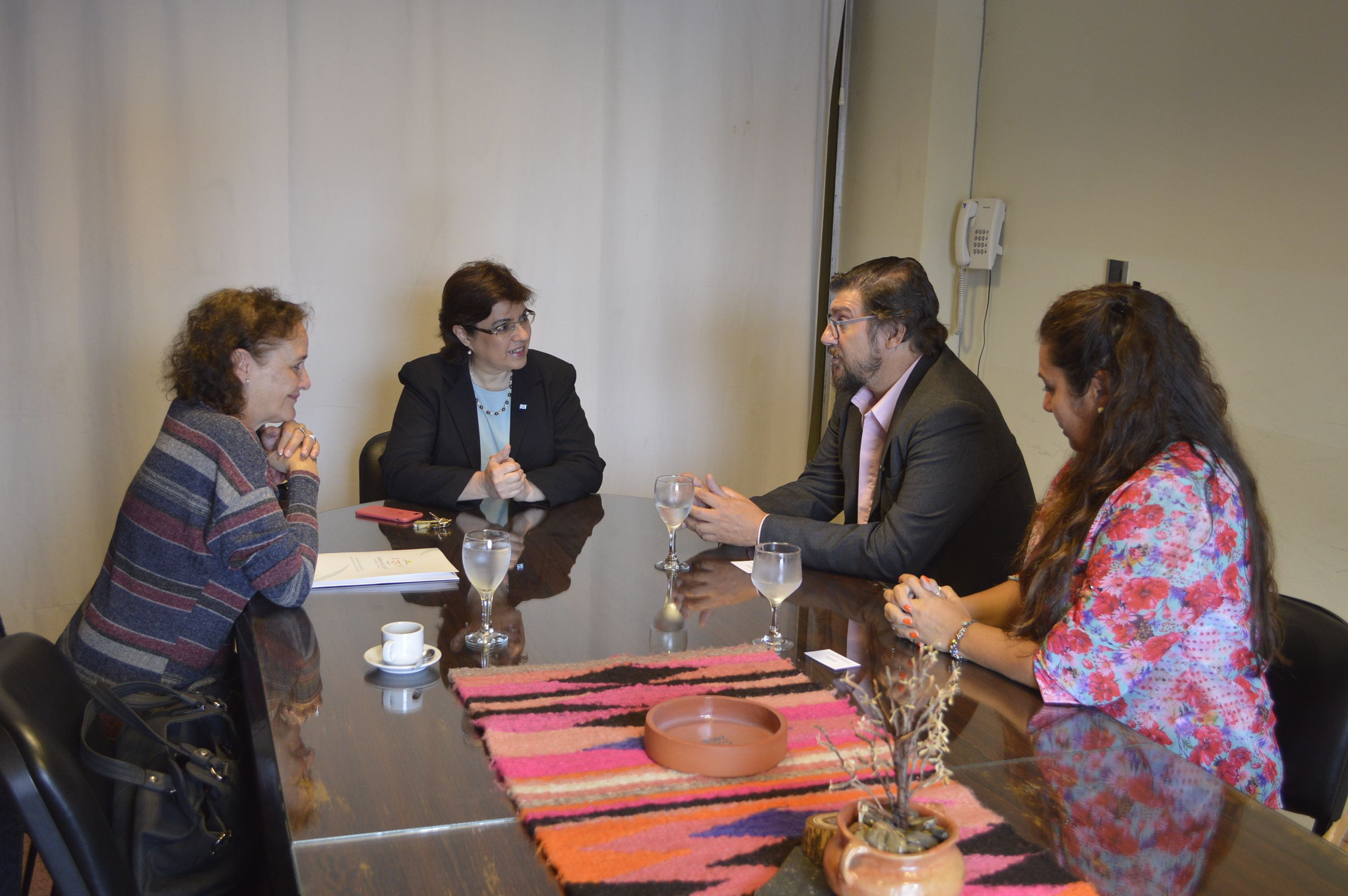 La ministra Isolda Calsina junto a la secretaria de Infraestructura Liliana Giménez y el subgerente de GASNOR Matías José Luchesi, durante la firma del convenio.