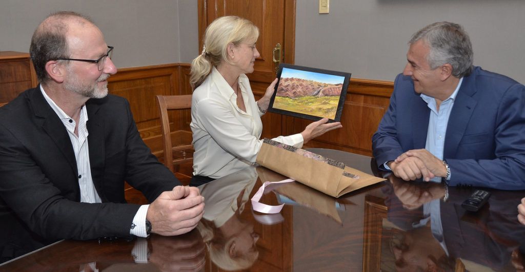Morales le entregó obsequios y recordatorios de Jujuy a Karen Hallberg