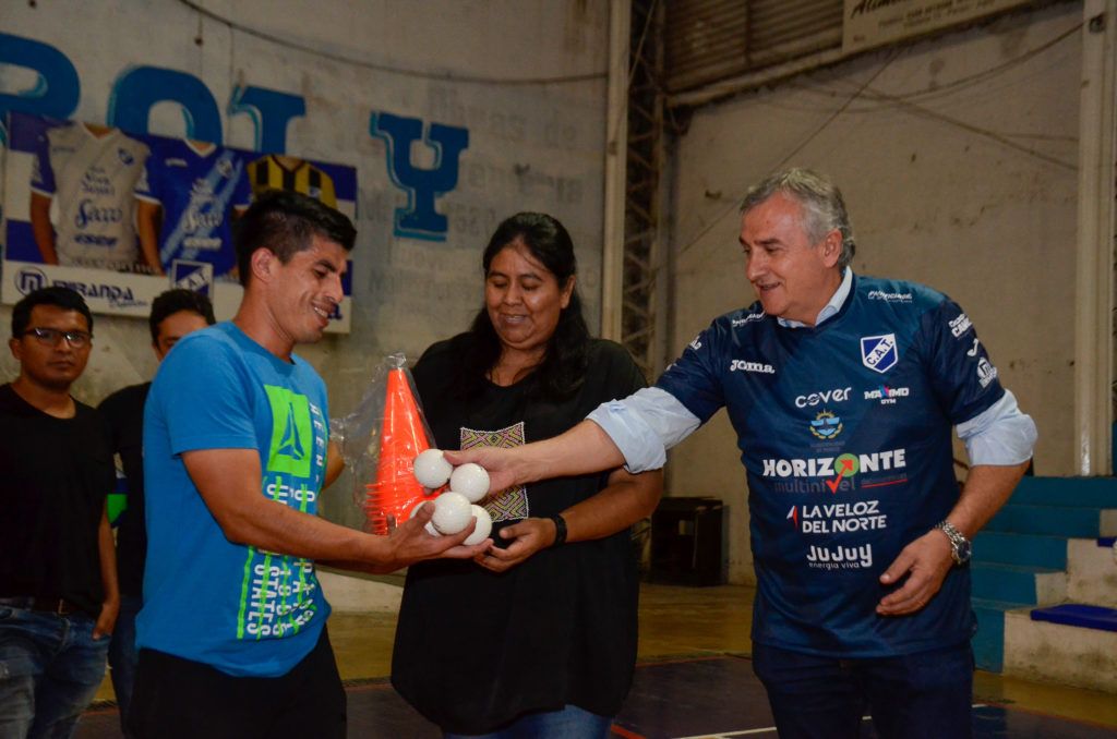 Gobernador Morales y Ministra Sarapura entregaron elementos deportivos a Club Talleres