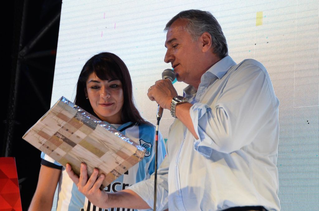 Gobernador Morales entrega un presente a "Pumita" Carabajal.