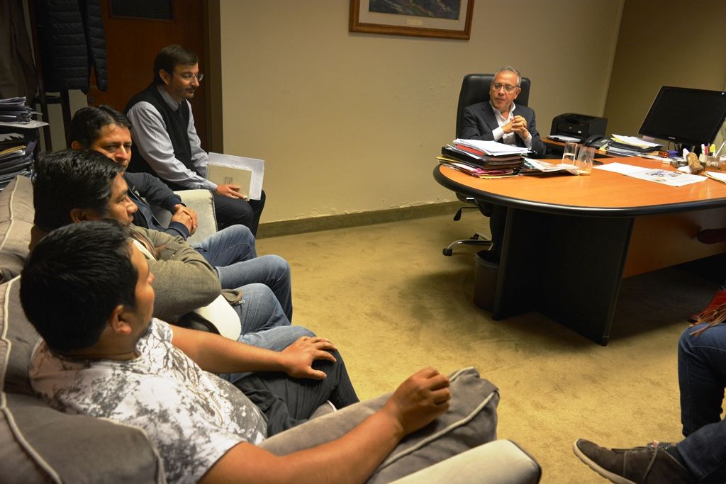 El ministro Abud Robles se reunió con pequeños productores tabacaleros.