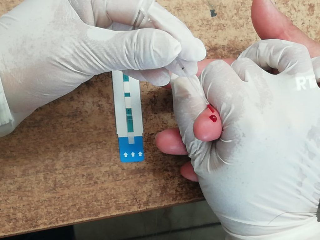 El VIH se encuentra en la sangre, el líquido preseminal, el semen, los fluidos vaginales y la leche materna. El VIH se transmite a través del contacto de estos fluidos con las mucosas o el torrente sanguíneo de otra persona.